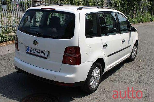 2009' Volkswagen Touran photo #2