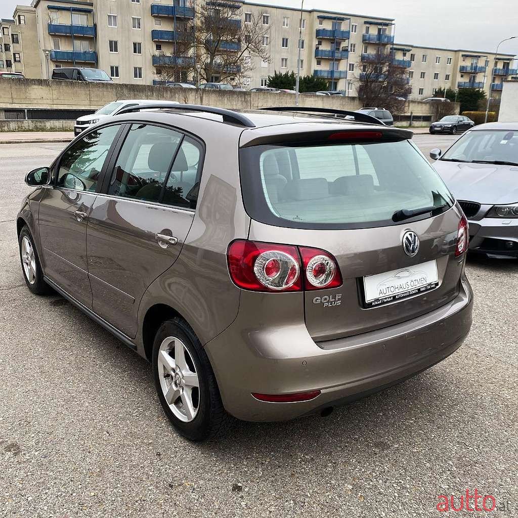 2011' Volkswagen Golf photo #4