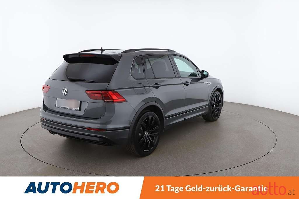 2019' Volkswagen Tiguan photo #5