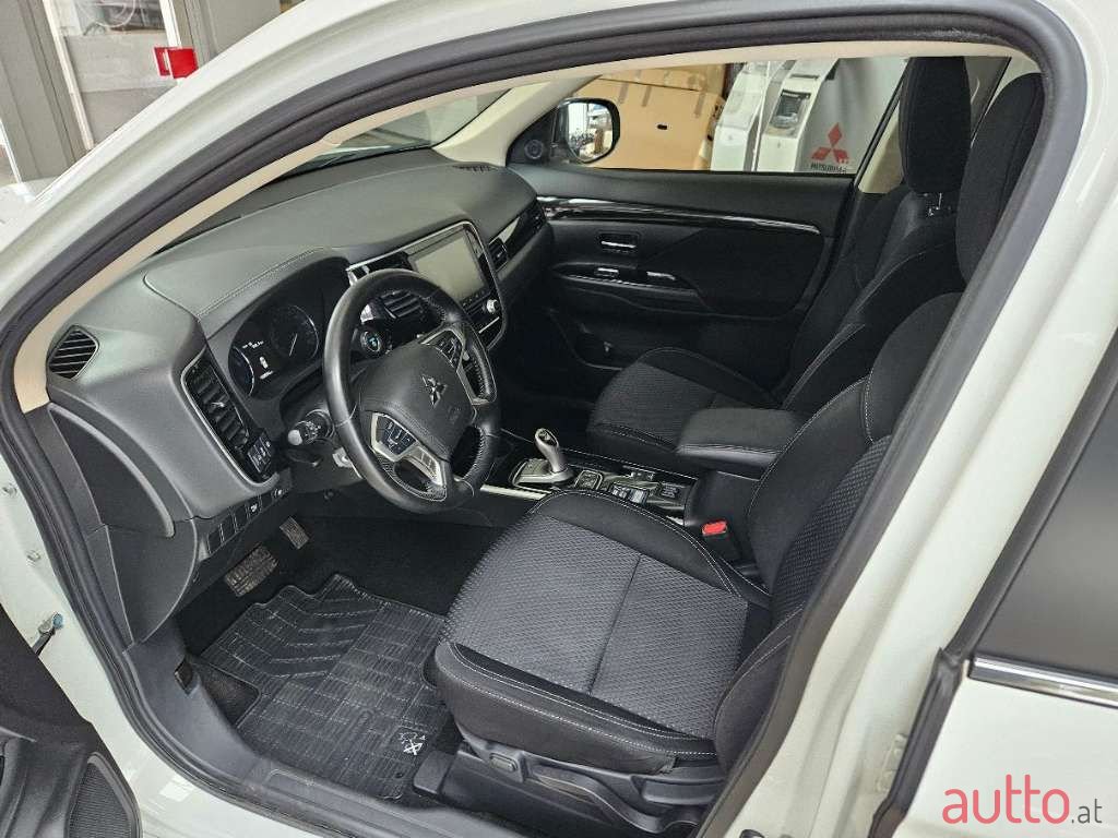 2020' Mitsubishi Outlander photo #5