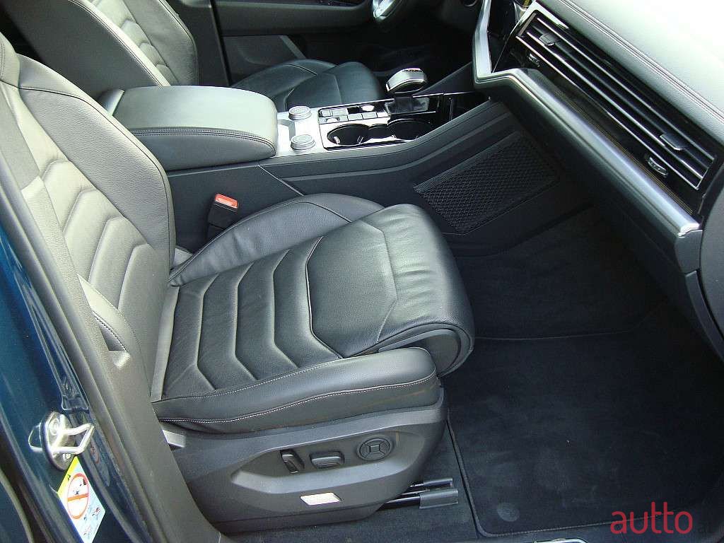 2018' Volkswagen Touareg photo #6
