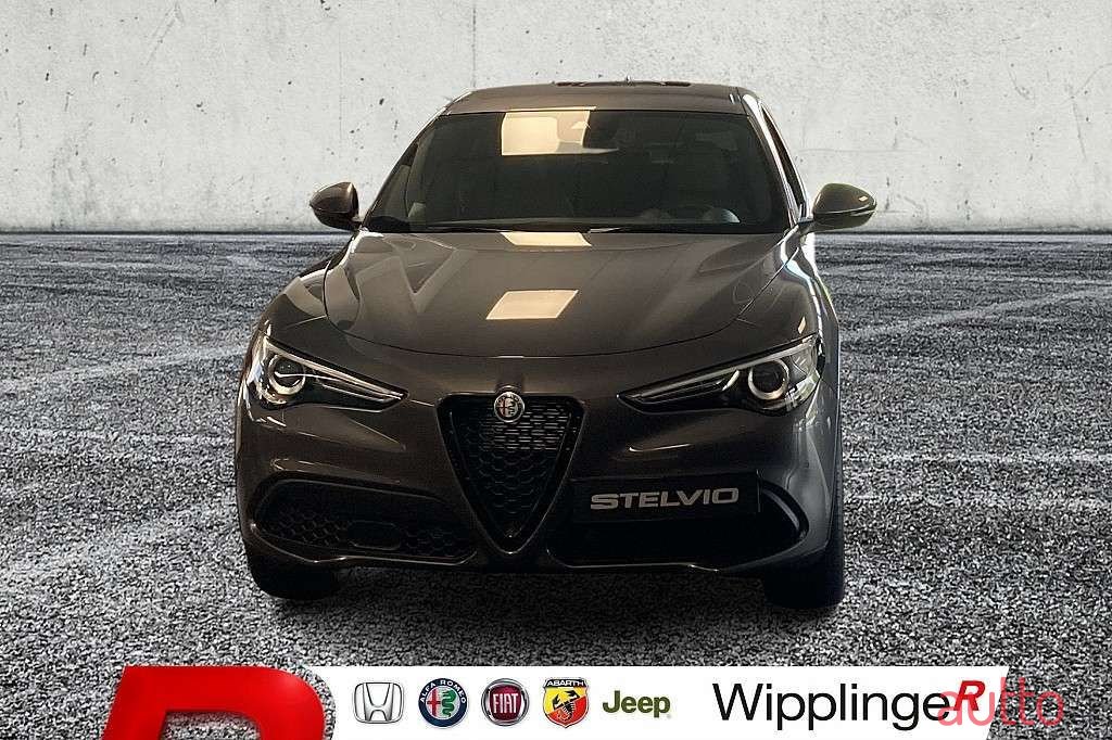 2022' Alfa Romeo Stelvio photo #5