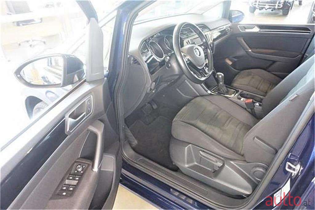 2016' Volkswagen Touran photo #3