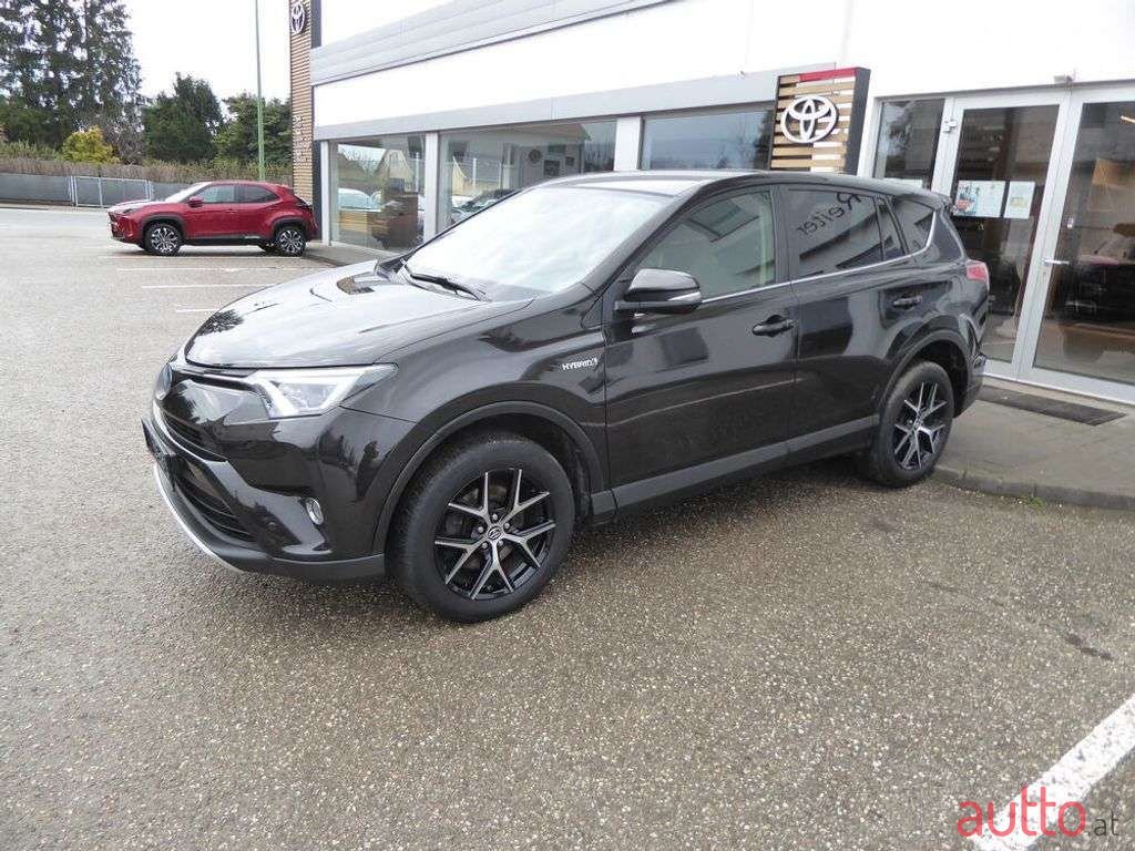 2016' Toyota RAV4 photo #2