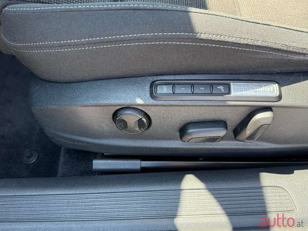 2016' Volkswagen Passat photo #6