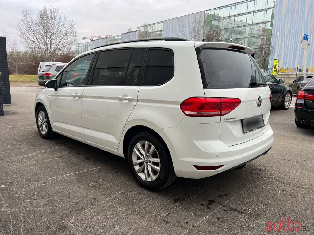 2019' Volkswagen Touran photo #4