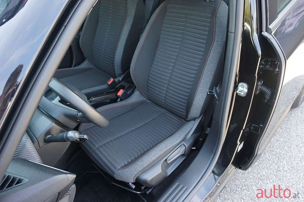 2021' Peugeot 2008 photo #4