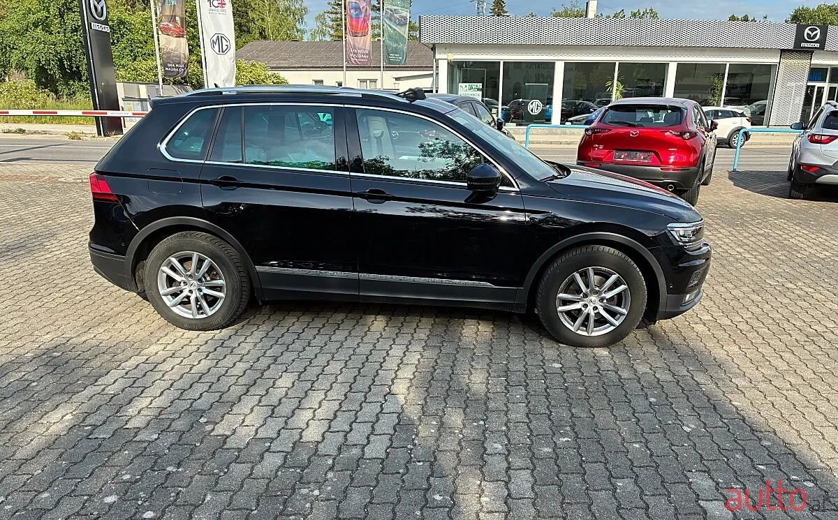 2019' Volkswagen Tiguan photo #2