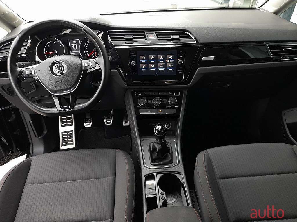 2018' Volkswagen Touran photo #2