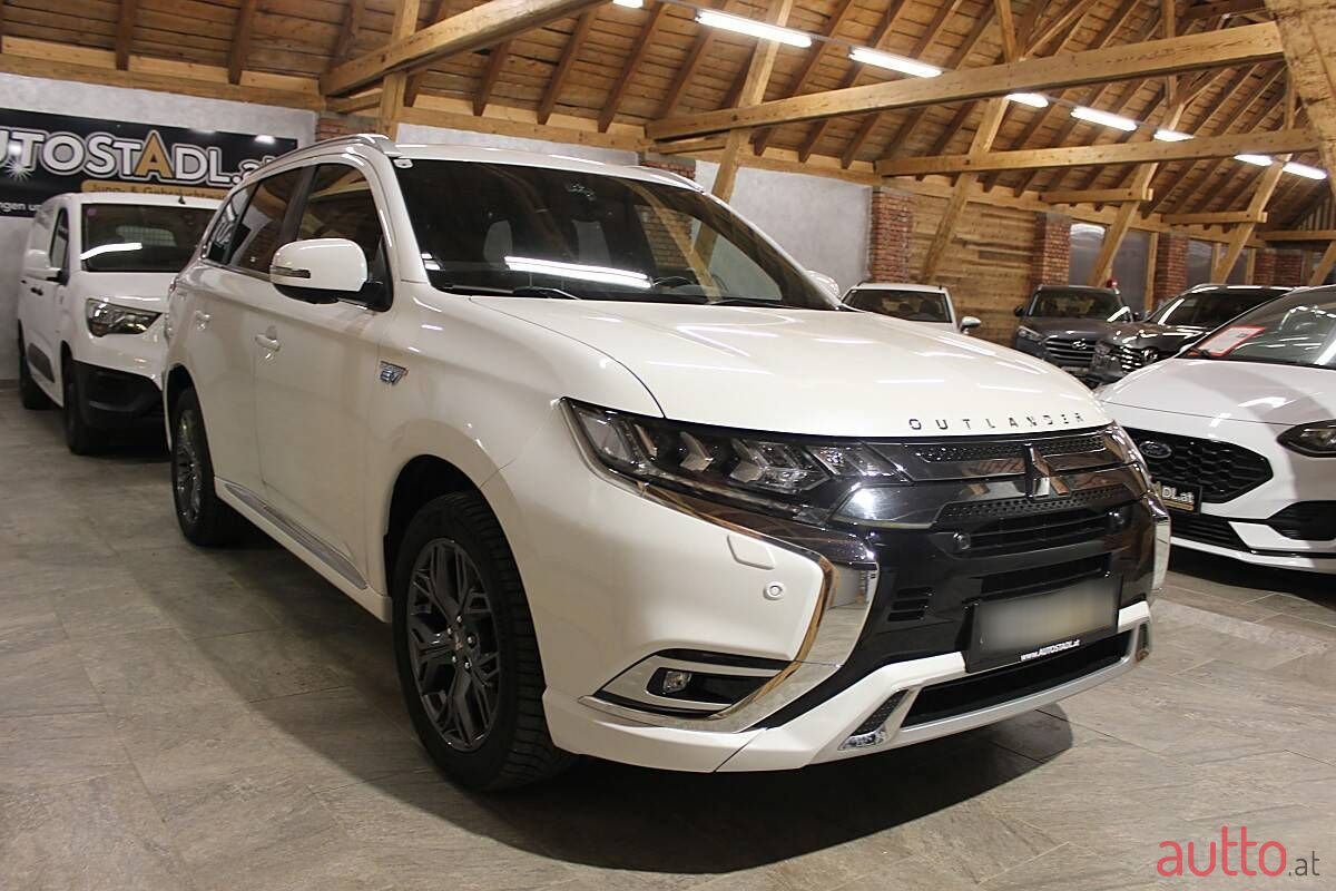2020' Mitsubishi Outlander photo #2