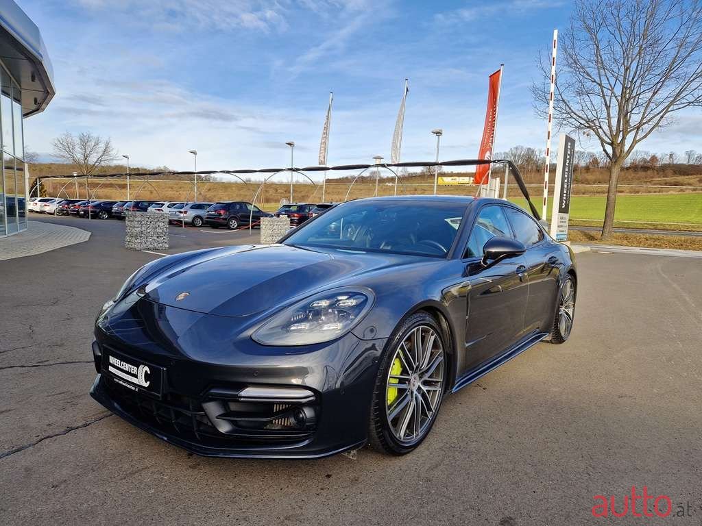 2017' Porsche Panamera photo #3
