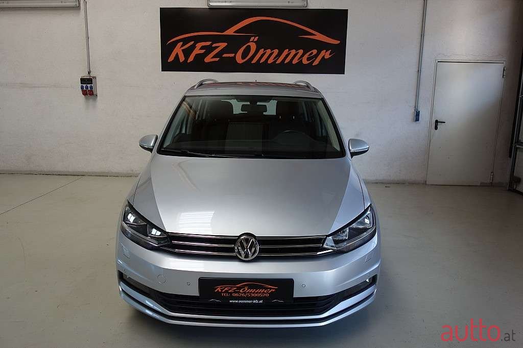 2019' Volkswagen Touran photo #3