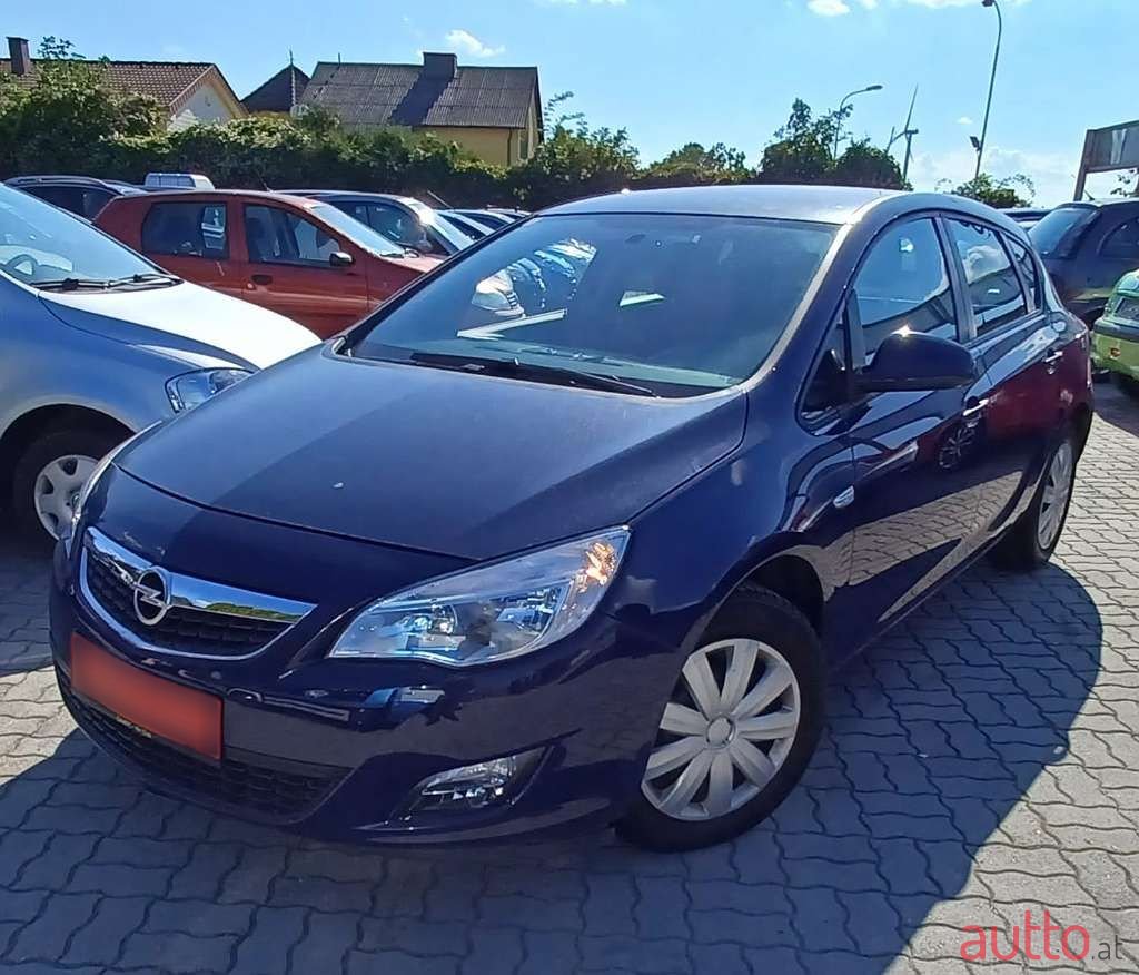 2012' Opel Astra photo #2