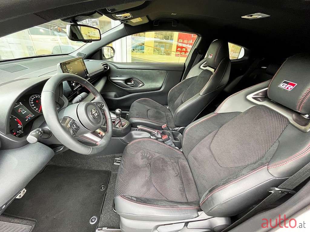 2022' Toyota Yaris photo #3