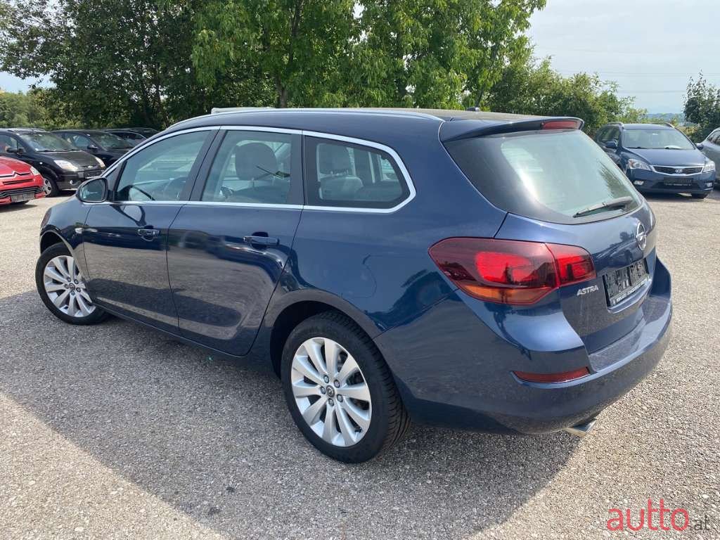 2012' Opel Astra photo #3