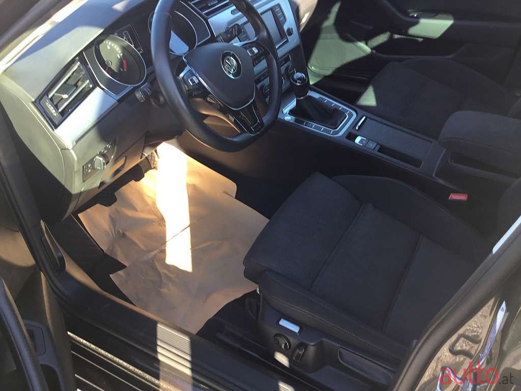 2016' Volkswagen Passat photo #5