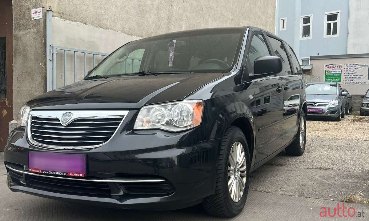 2012' Lancia Voyager photo #2