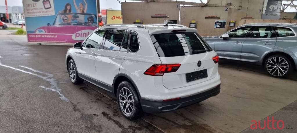2021' Volkswagen Tiguan photo #2