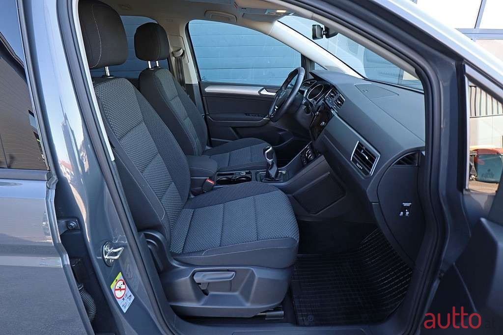 2022' Volkswagen Touran photo #6