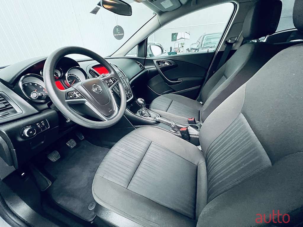 2013' Opel Astra photo #5