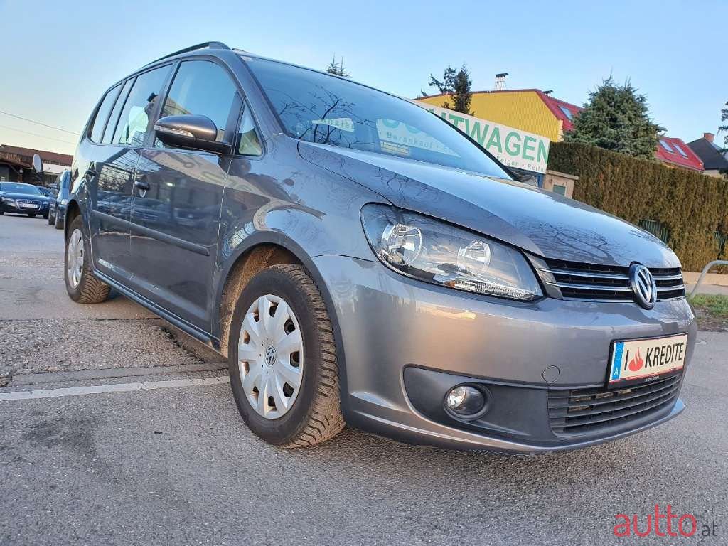 2011' Volkswagen Touran photo #4