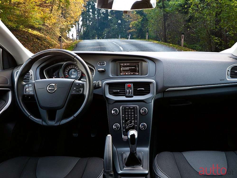 2018' Volvo V40 photo #3