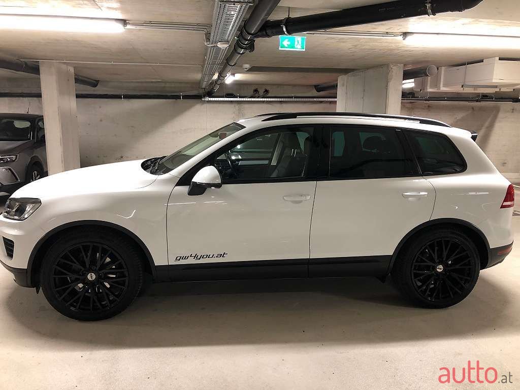 2017' Volkswagen Touareg photo #2