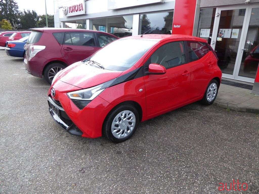 2022' Toyota Aygo photo #2