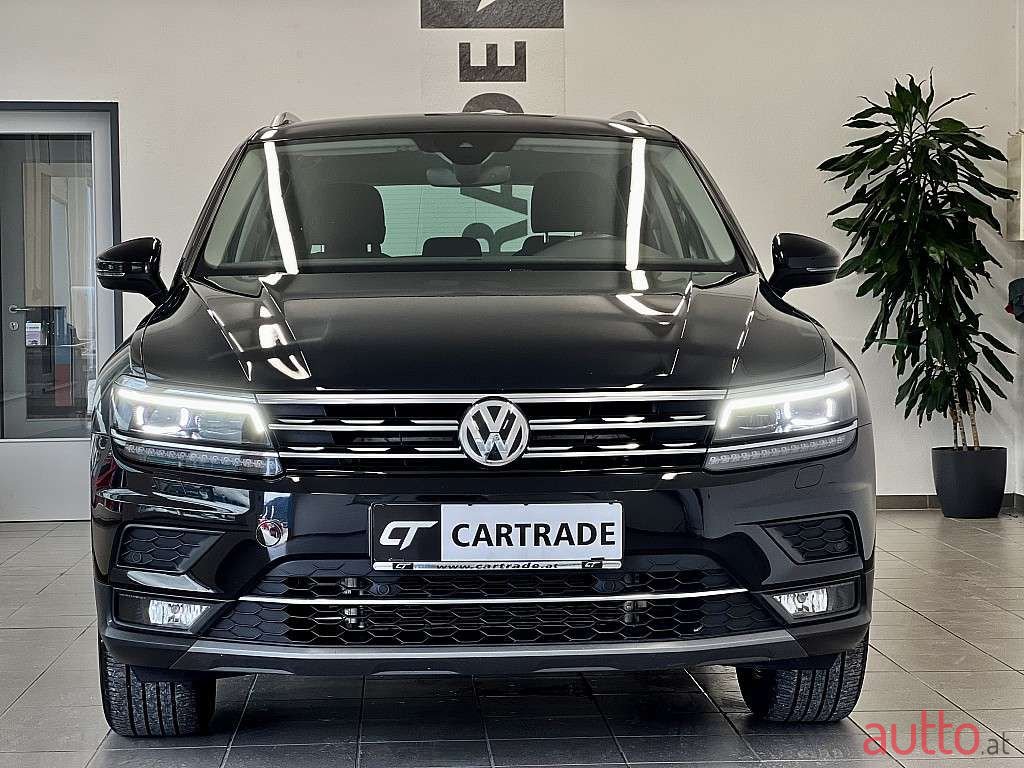 2020' Volkswagen Tiguan photo #2