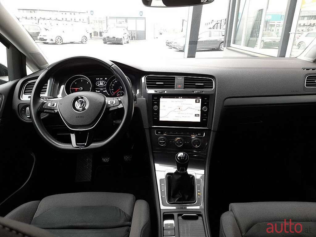 2019' Volkswagen Golf photo #2