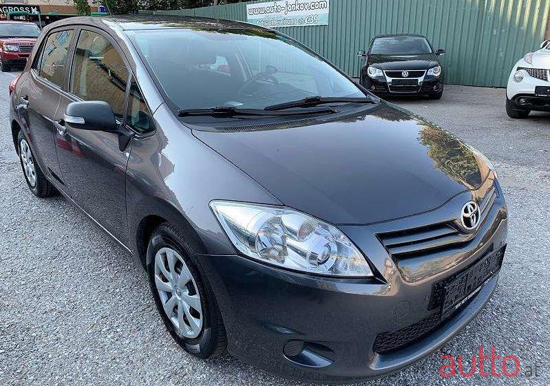 2011' Toyota Auris photo #1