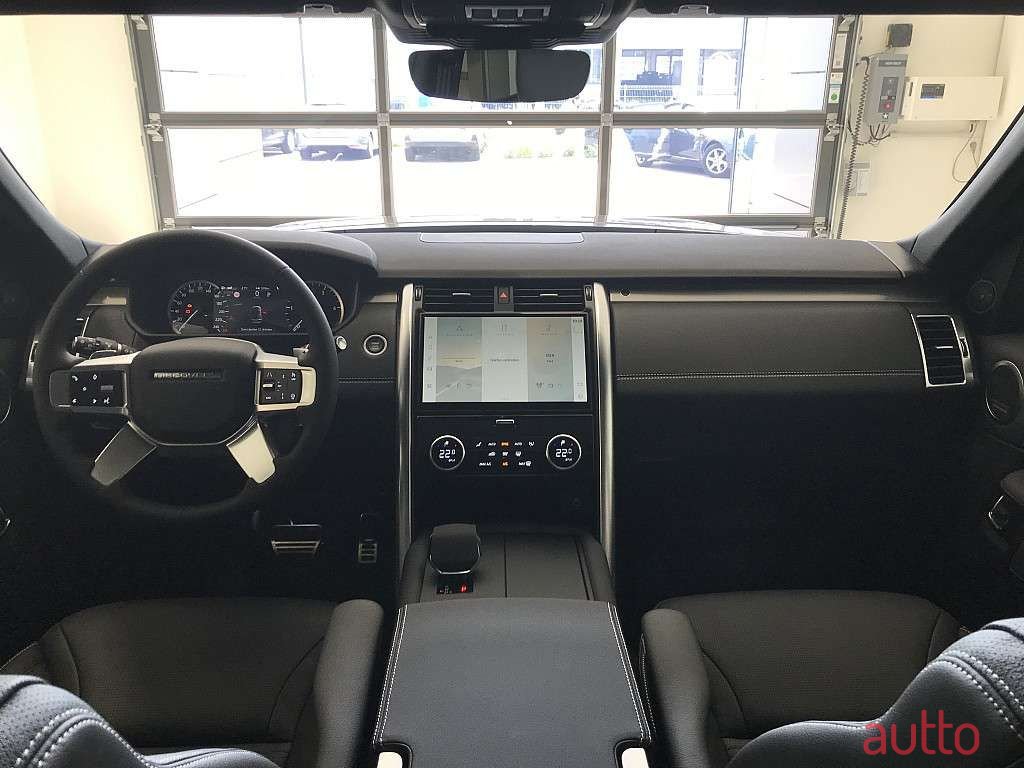 2022' Land Rover Discovery photo #3