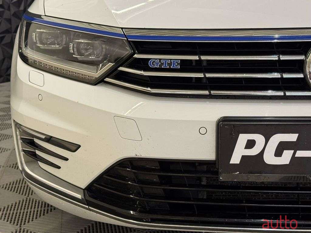 2017' Volkswagen Passat photo #4