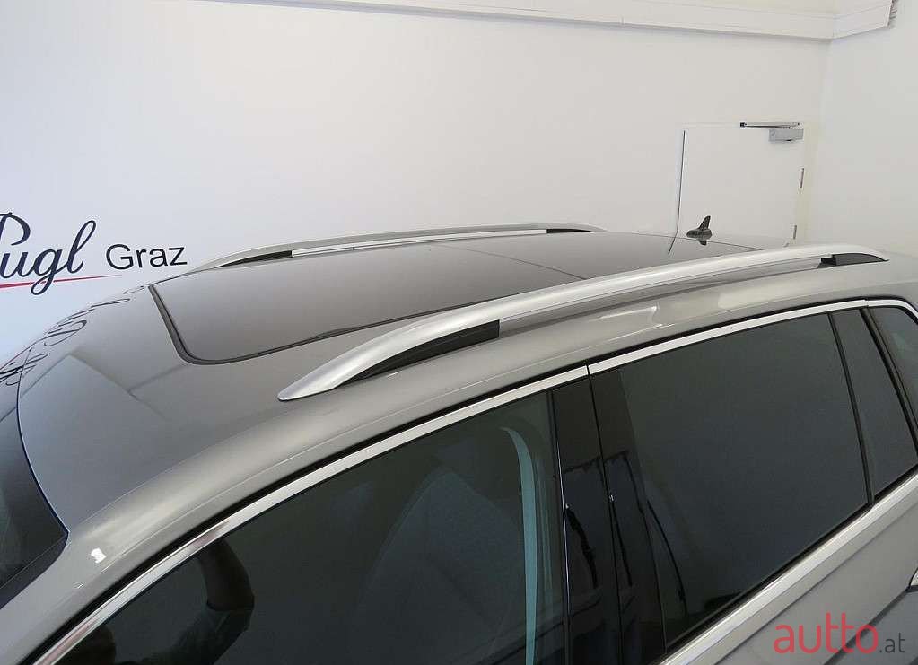 2019' Volkswagen Tiguan photo #3