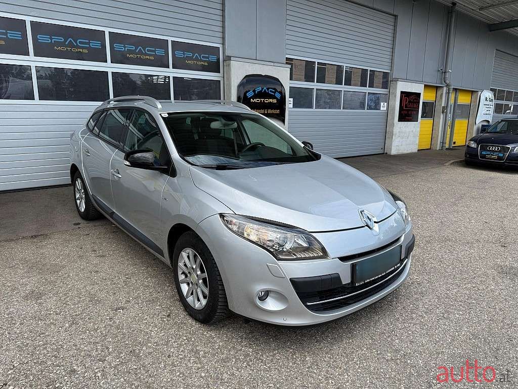 2011' Renault Megane photo #1