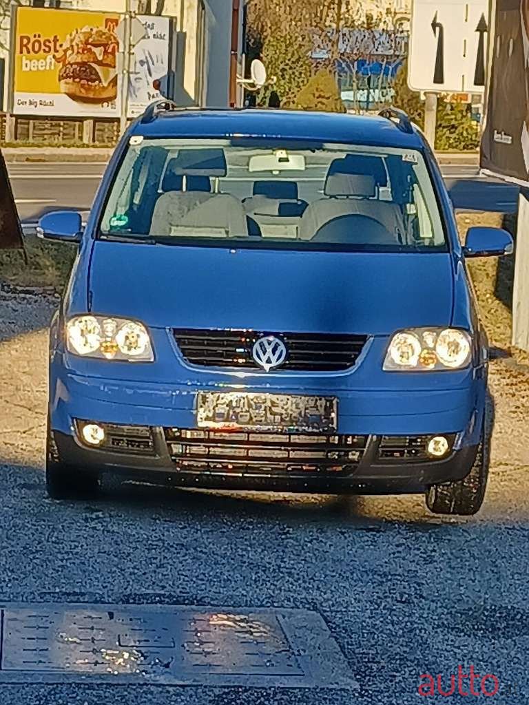 2006' Volkswagen Touran photo #2