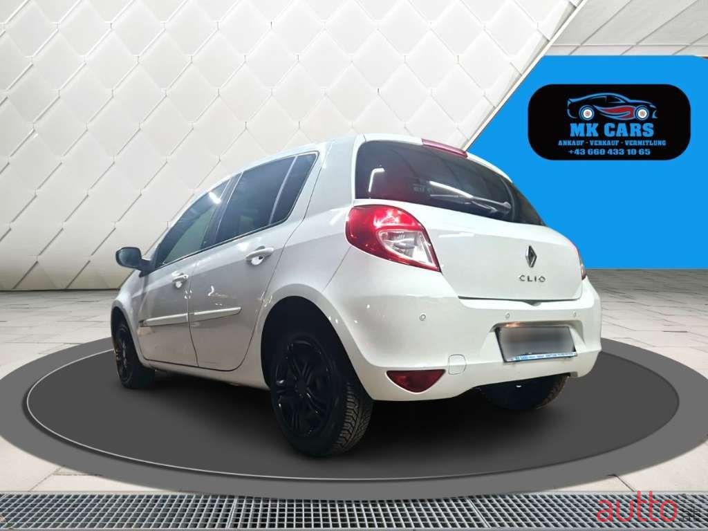 2011' Renault Clio photo #4