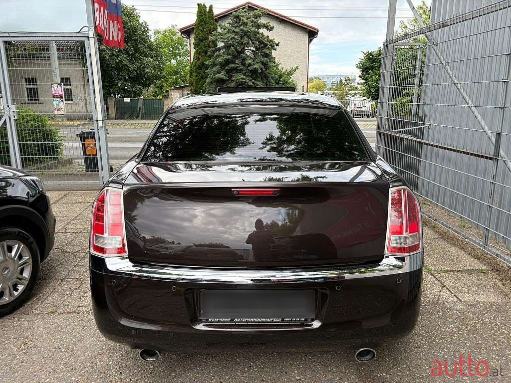 2011' Lancia Thema photo #2