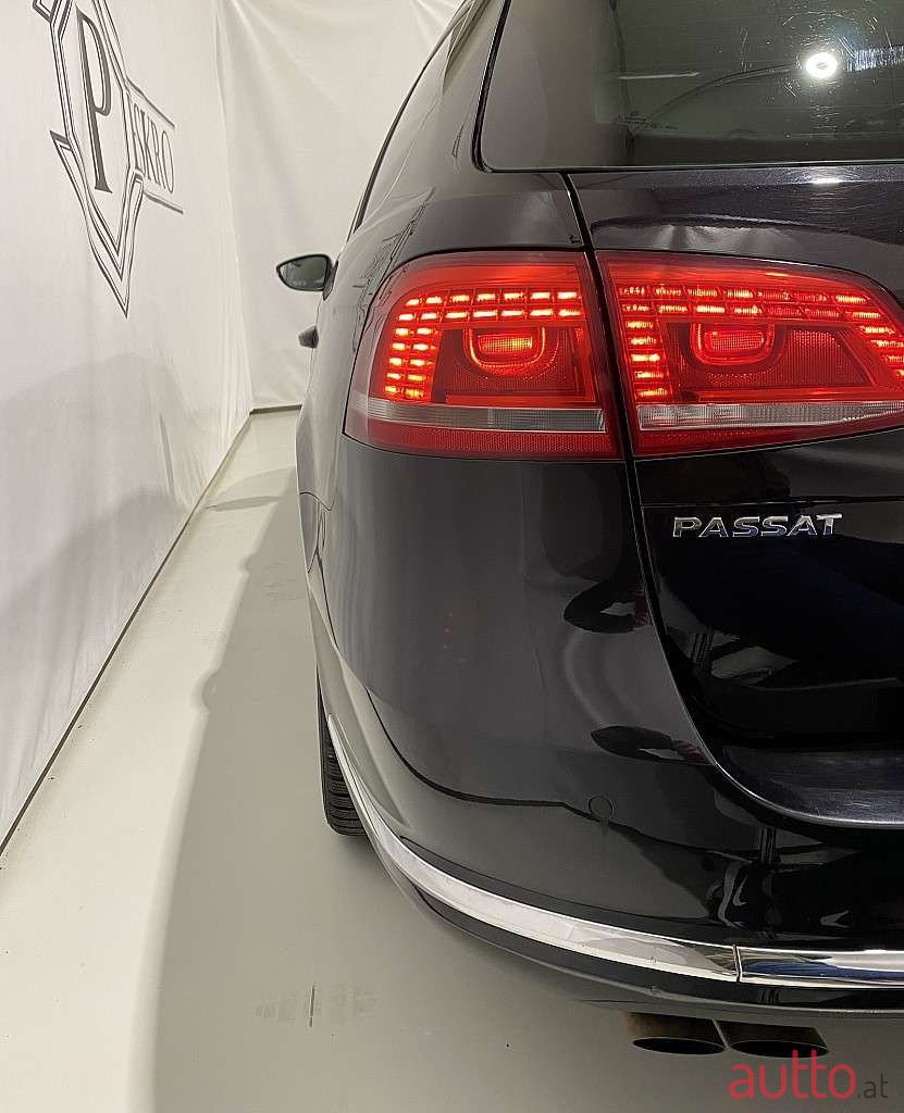 2011' Volkswagen Passat photo #6