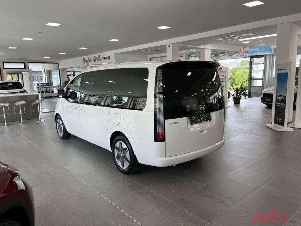 2023' Hyundai Staria photo #4