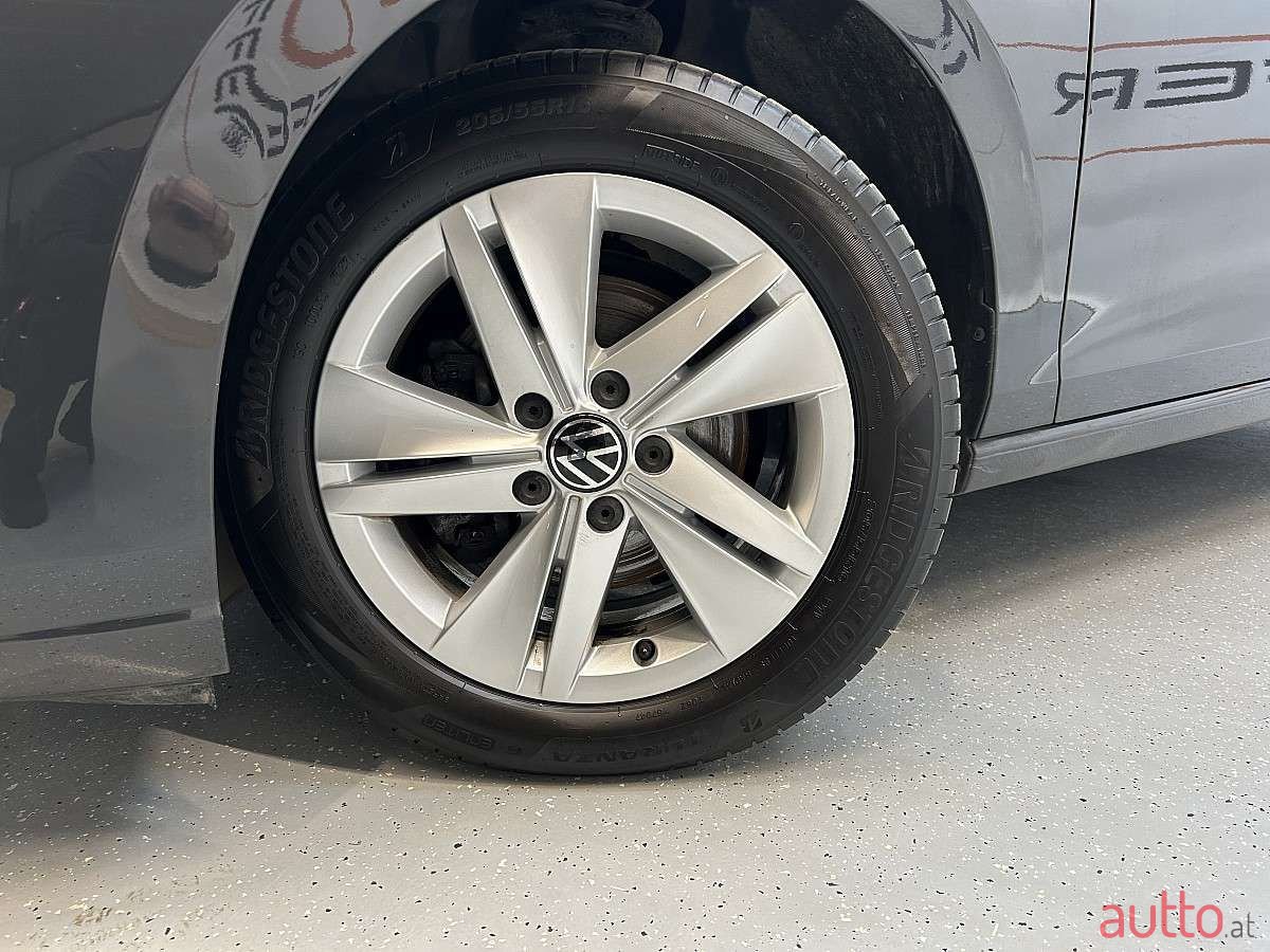 2022' Volkswagen Golf photo #5