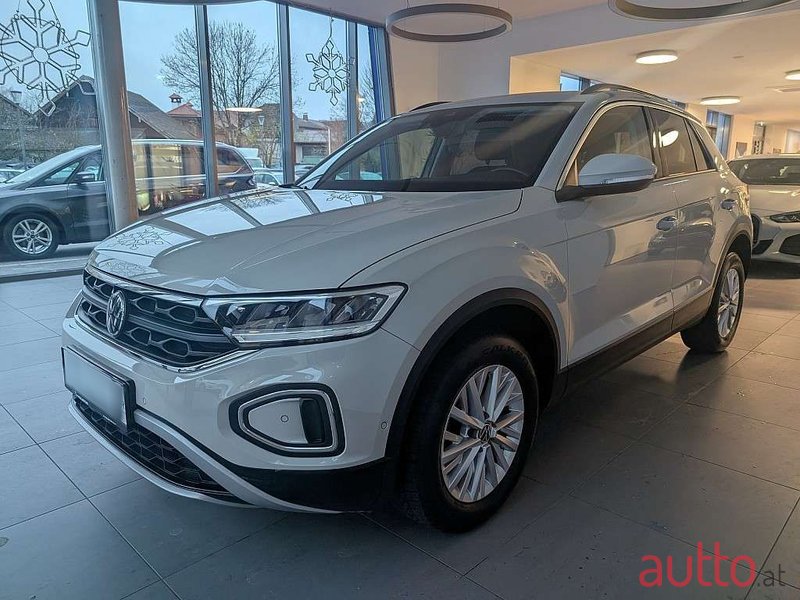 2023' Volkswagen T-Roc photo #3