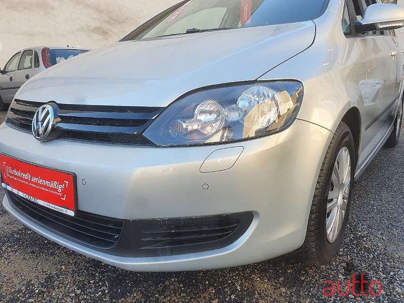 2011' Volkswagen Golf photo #4