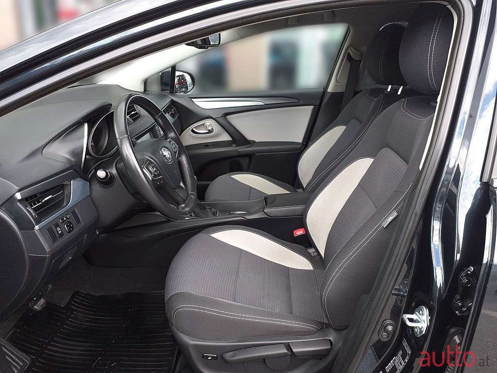 2016' Toyota Avensis photo #6