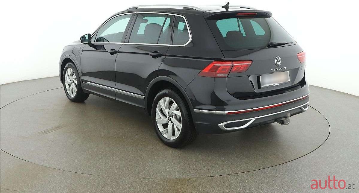 2021' Volkswagen Tiguan photo #3