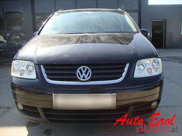 2004' Volkswagen Touran photo #2