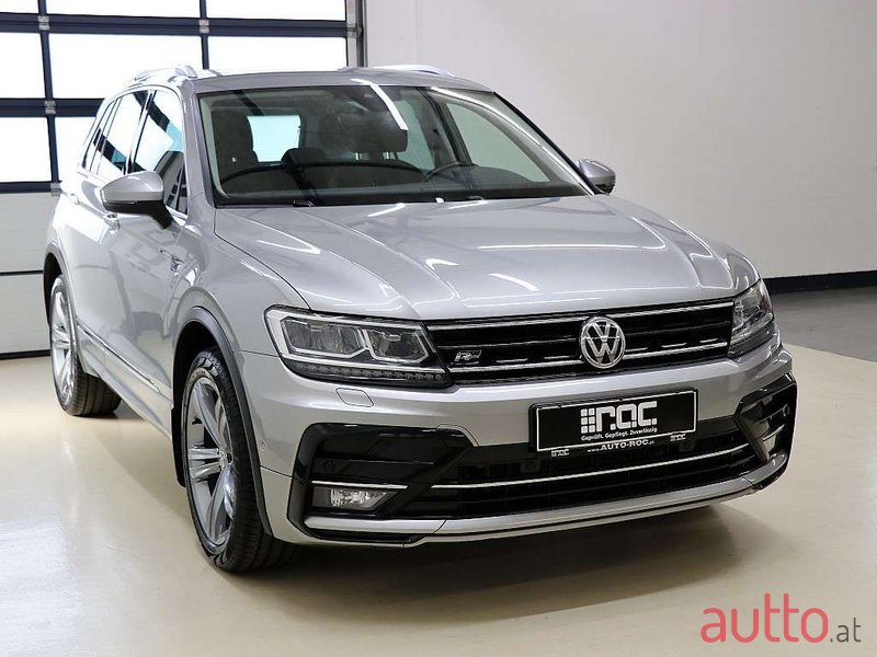 2019' Volkswagen Tiguan photo #2