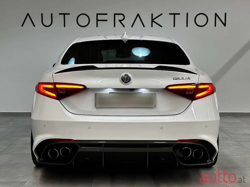 2017' Alfa Romeo Giulia photo #5