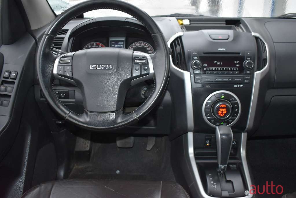 2013' Isuzu D-Max photo #6
