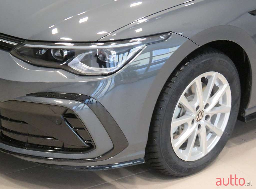 2023' Volkswagen Golf photo #2